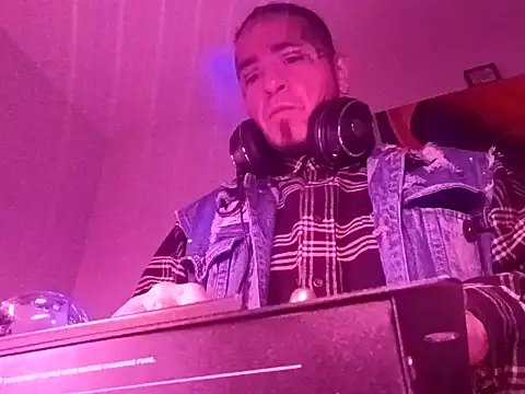 justthetip4209 online show from 10.04.25