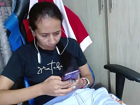 Danielagomez33 online show from 04.16.26