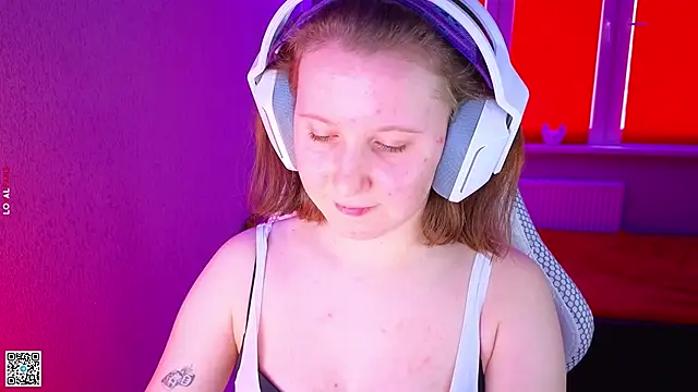 Snapshot of mon_lola chatting on 11.19.25 mon lola online show from 11.19.25