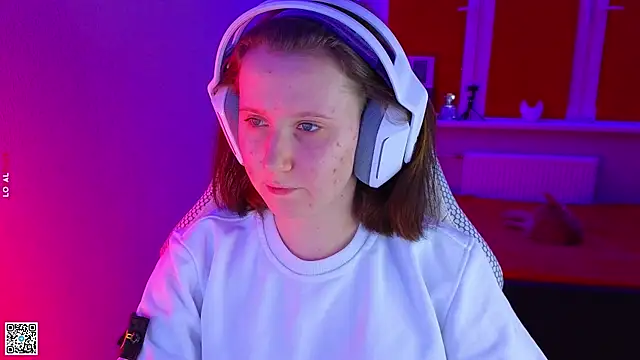 Snapshot of mon_lola chatting on 11.25.25 mon lola online show from 11.25.25