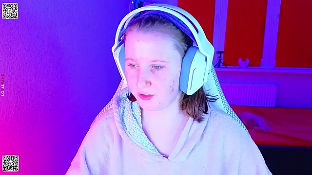 Snapshot of mon_lola chatting on 11.30.25 mon lola online show from 11.30.25