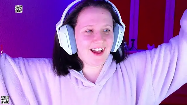 Snapshot of mon_lola chatting on 12.13.25 mon lola online show from 12.13.25