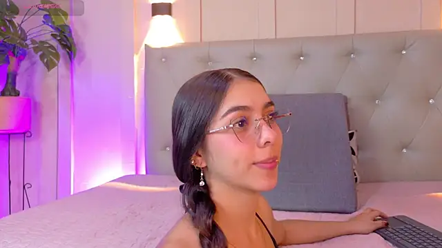 Snapshot of cristal_antoni chatting on 11.28.25 cristal antoni online show from 11.28.25