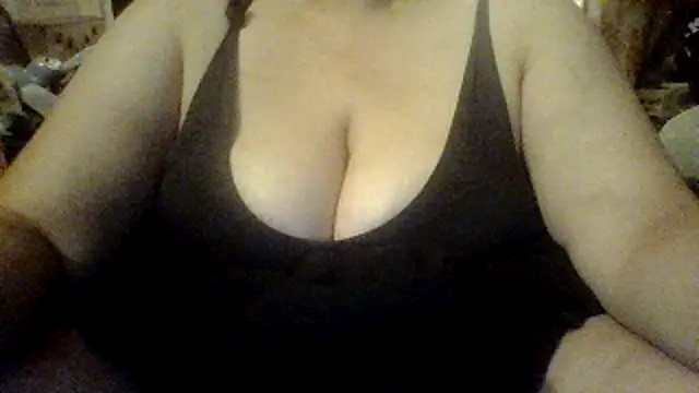 Snapshot of Nice_n_hairy580 chatting on 11.15.25 Nice n hairy580 online show from 11.15.25