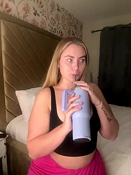 Snapshot of lucyRose_xoxox chatting on 09.28.25 lucyRose xoxox online show from 09.28.25