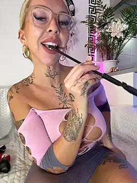 Snapshot of CheekyChels chatting on 10.29.25 CheekyChels online show from 10.29.25