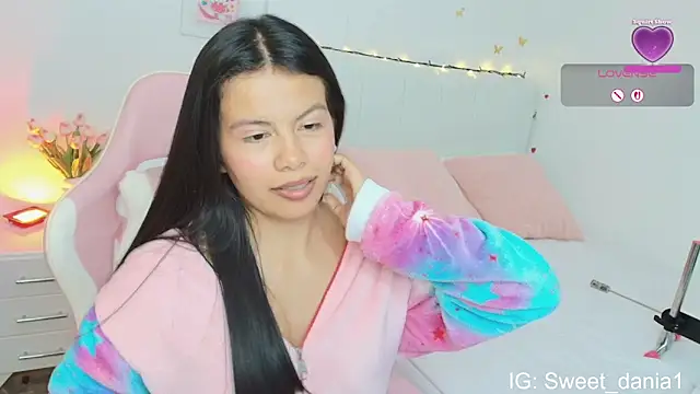 Snapshot of sweet_dania_ chatting on 09.21.25 sweet dania online show from 09.21.25