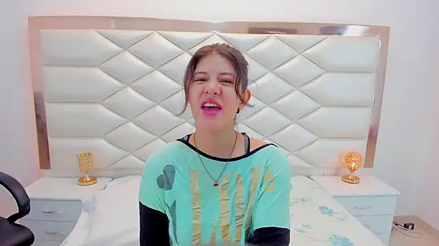 Snapshot of MiaQueen021 chatting on 01.27.25 MiaQueen021 online show from 01.27.25