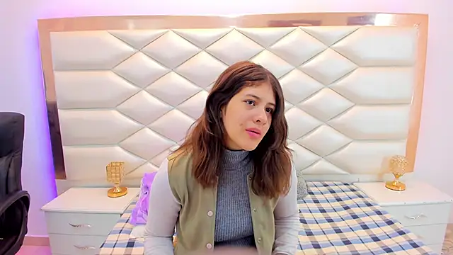 Snapshot of MiaQueen021 chatting on 02.07.25 MiaQueen021 online show from 02.07.25