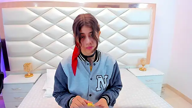 Snapshot of MiaQueen021 chatting on 02.10.25 MiaQueen021 online show from 02.10.25