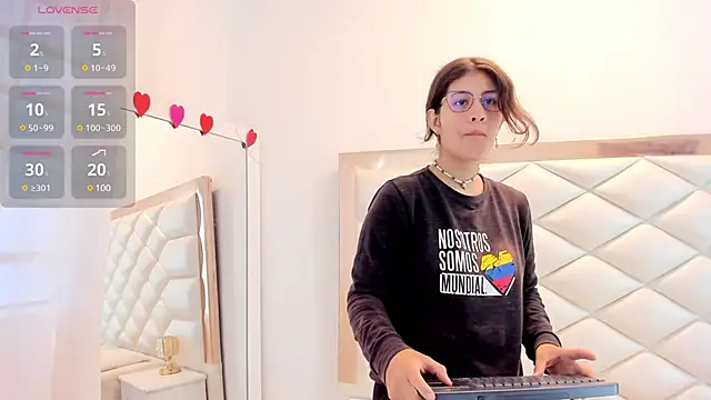 Snapshot of MiaQueen021 chatting on 02.19.25 MiaQueen021 online show from 02.19.25