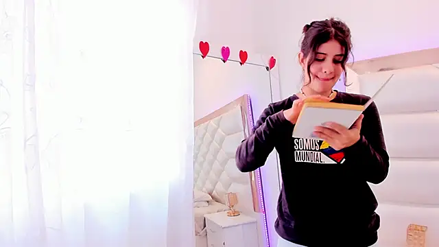 Snapshot of MiaQueen021 chatting on 02.19.25 MiaQueen021 online show from 02.19.25