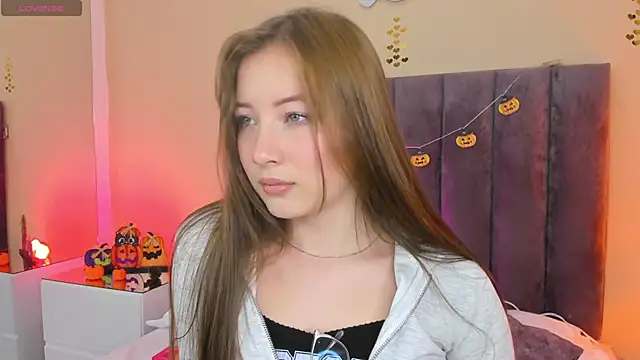 Snapshot of Dahlia_Rousse chatting on 10.21.25 Dahlia Rousse online show from 10.21.25