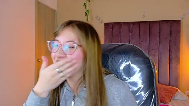 Dahlia Rousse online show from 04.10.26