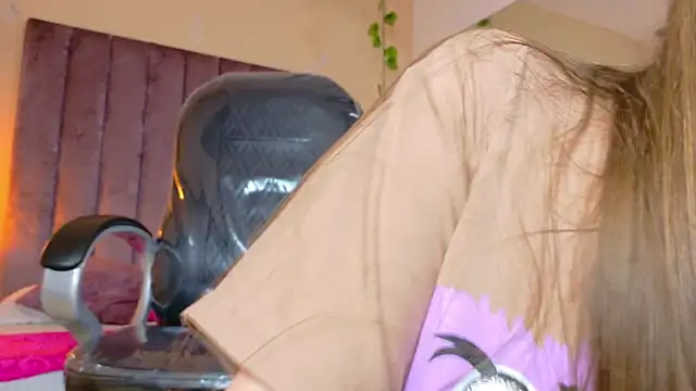 Dahlia Rousse online show from 04.16.26