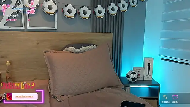 Snapshot of Elise-Leyton chatting on 06.14.26 Elise-Leyton online show from 06.14.26