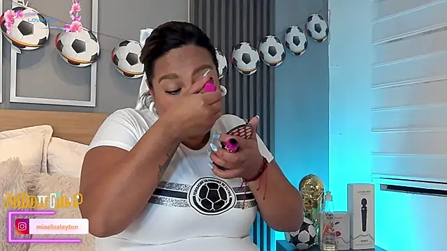 Snapshot of Elise-Leyton chatting on 06.17.26 Elise-Leyton online show from 06.17.26