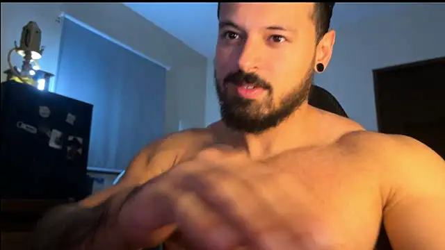 Snapshot of Lucasfit24 chatting on 11.11.25 Lucasfit24 online show from 11.11.25