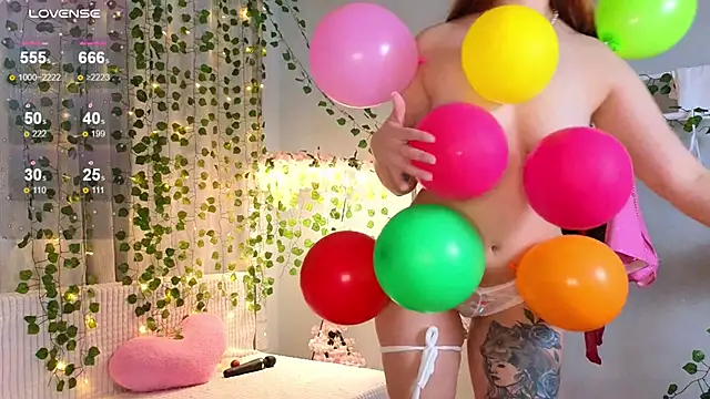 Snapshot of KiraBriis chatting on 11.17.25 KiraBriis online show from 11.17.25