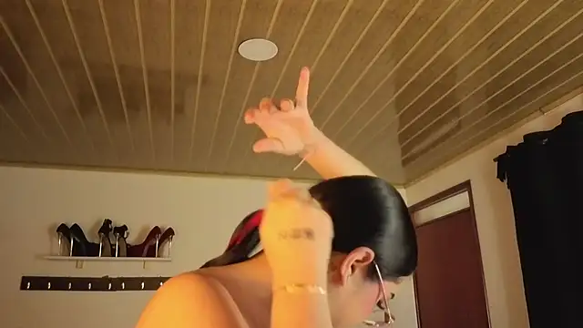 Renaxi Smith online show from 11.23.25