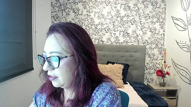 Victoria Adamns online show from 03.06.25