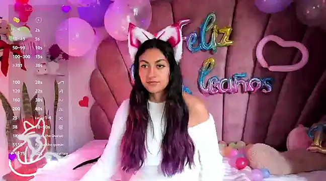 Snapshot of sweetfoxy_17 chatting on 02.18.25 sweetfoxy 17 online show from 02.18.25