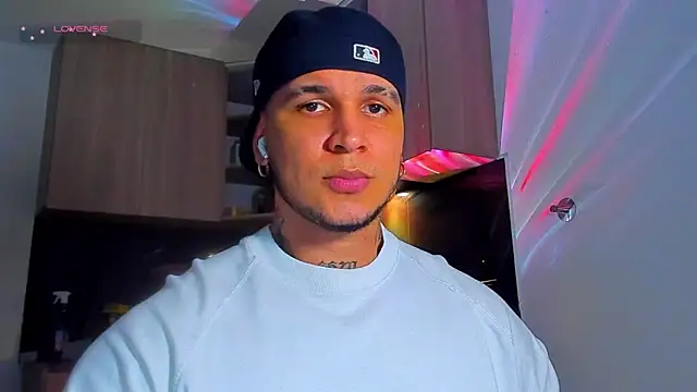 Snapshot of austinoficial chatting on 05.11.26 austinoficial online show from 05.11.26