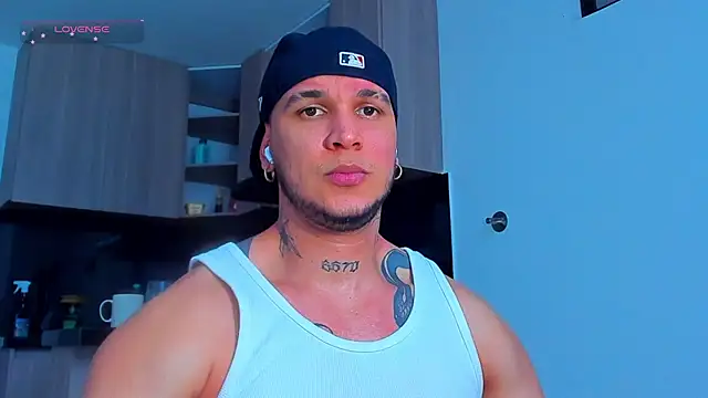 Snapshot of austinoficial chatting on 05.12.26 austinoficial online show from 05.12.26