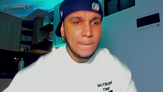 Snapshot of austinoficial chatting on 05.27.26 austinoficial online show from 05.27.26
