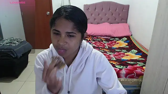 Snapshot of july-feria chatting on 11.30.25 july-feria online show from 11.30.25