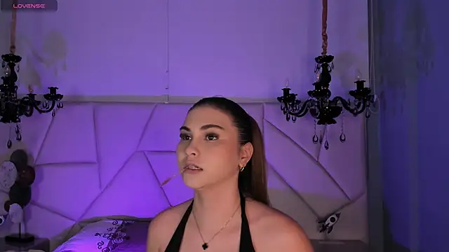 Snapshot of Aitana_Hilton_ chatting on 10.14.25 Aitana Hilton online show from 10.14.25