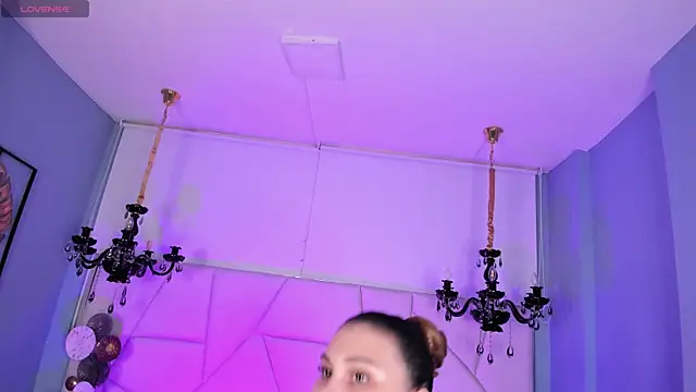 Snapshot of Aitana_Hilton_ chatting on 10.17.25 Aitana Hilton online show from 10.17.25