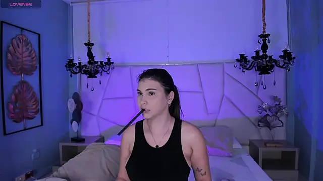 Snapshot of Aitana_Hilton_ chatting on 11.12.25 Aitana Hilton online show from 11.12.25