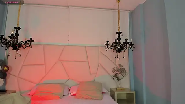 Snapshot of Aitana_Hilton_ chatting on 11.25.25 Aitana Hilton online show from 11.25.25