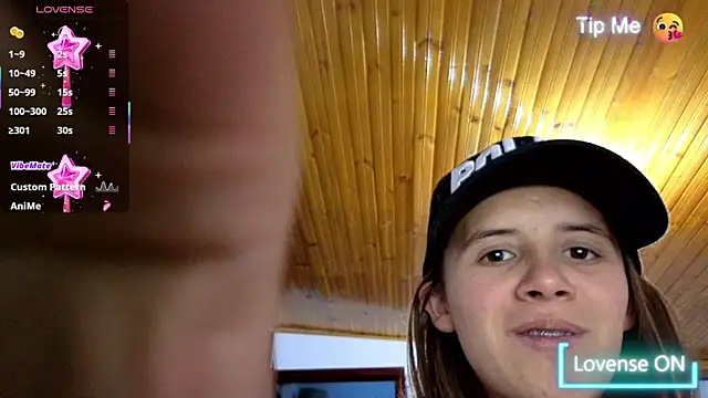 Snapshot of SexLaura_ chatting on 01.28.25 SexLaura online show from 01.28.25