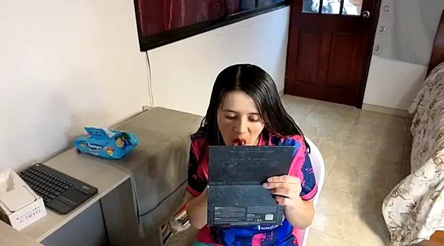 Snapshot of SexLaura_ chatting on 02.13.25 SexLaura online show from 02.13.25