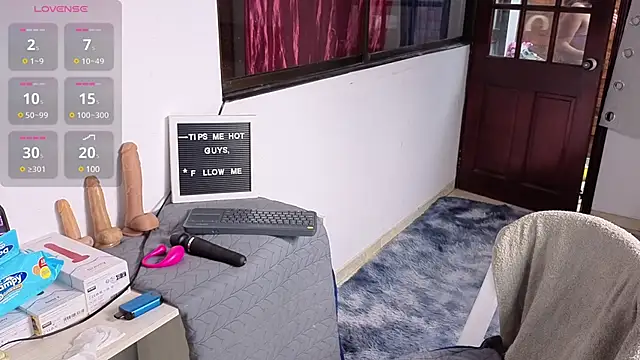 Snapshot of SexLaura_ chatting on 03.20.25 SexLaura online show from 03.20.25