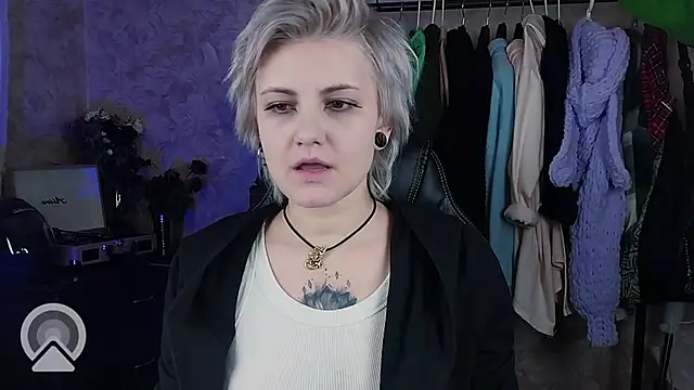 Snapshot of EvaBrownie chatting on 01.28.25 EvaBrownie online show from 01.28.25