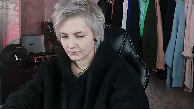 Snapshot of EvaBrownie chatting on 01.29.25 EvaBrownie online show from 01.29.25