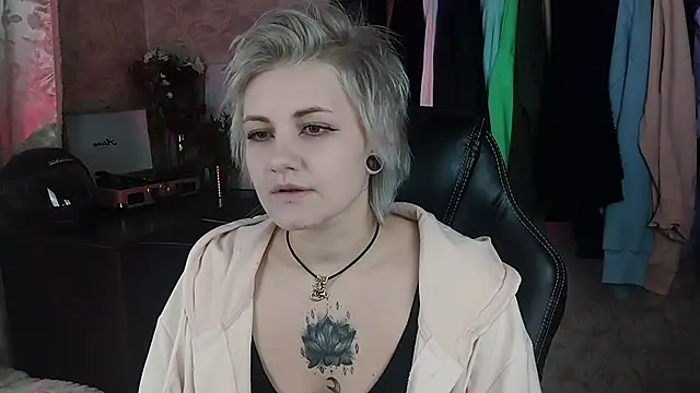 Snapshot of EvaBrownie chatting on 01.29.25 EvaBrownie online show from 01.29.25