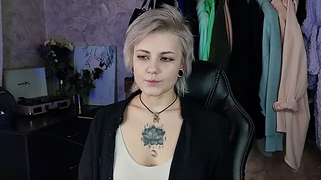 Snapshot of EvaBrownie chatting on 01.31.25 EvaBrownie online show from 01.31.25