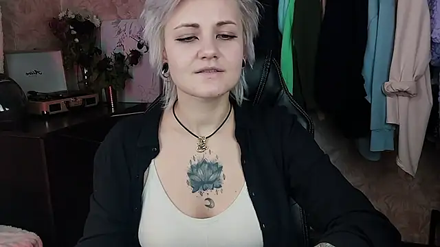 Snapshot of EvaBrownie chatting on 01.31.25 EvaBrownie online show from 01.31.25