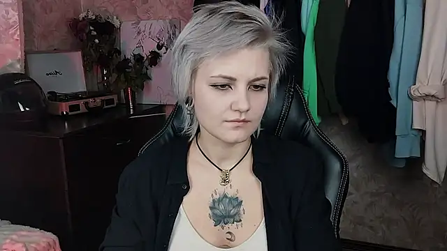 Snapshot of EvaBrownie chatting on 01.31.25 EvaBrownie online show from 01.31.25