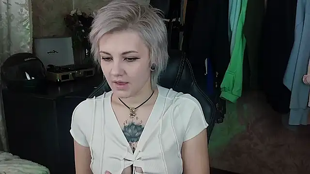 Snapshot of EvaBrownie chatting on 02.02.25 EvaBrownie online show from 02.02.25