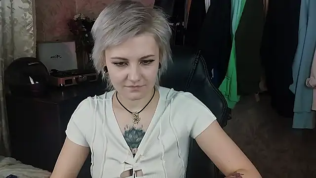 Snapshot of EvaBrownie chatting on 02.02.25 EvaBrownie online show from 02.02.25