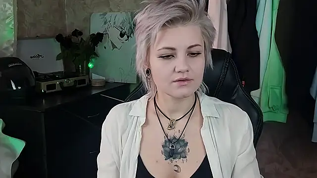 Snapshot of EvaBrownie chatting on 02.04.25 EvaBrownie online show from 02.04.25