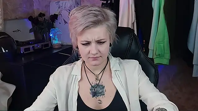 Snapshot of EvaBrownie chatting on 02.04.25 EvaBrownie online show from 02.04.25