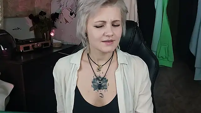 Snapshot of EvaBrownie chatting on 02.04.25 EvaBrownie online show from 02.04.25