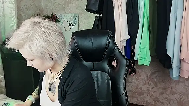 Snapshot of EvaBrownie chatting on 02.05.25 EvaBrownie online show from 02.05.25