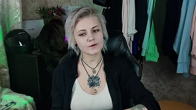 Snapshot of EvaBrownie chatting on 02.05.25 EvaBrownie online show from 02.05.25